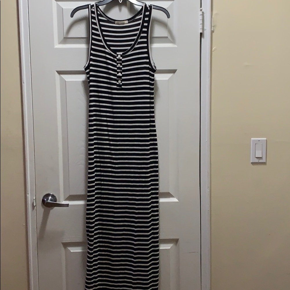 💚 Black and white striped maxi dress